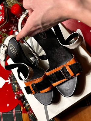 High-heeled sandals used with straps in black, orange and white