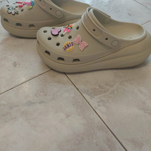 Crocs Classic Crush Clog size 41 like new, beige with Jibbitz charms