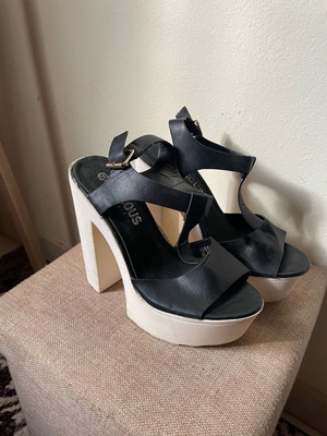 Famous sandals size 38 used, black and white