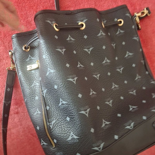 La tour Eiffel shoulder bag like new, black