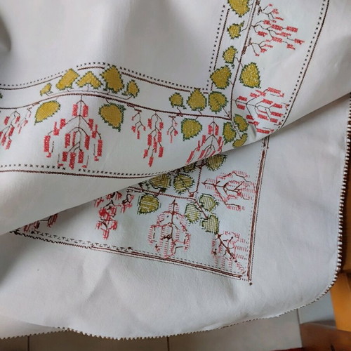 Vintage handmade embroidered tablecloth like new 130x130 cm