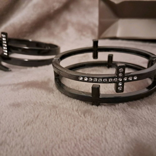 Bracelet cuffs like new, black and silver