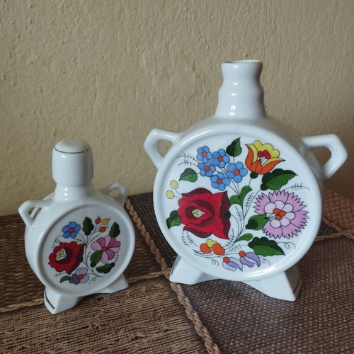 Hand-painted Hungarian home decorations, set of 2, excellent condition