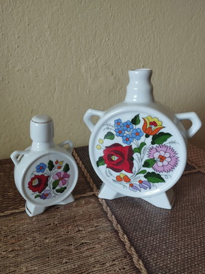 Hand-painted Hungarian home decorations, set of 2, excellent condition