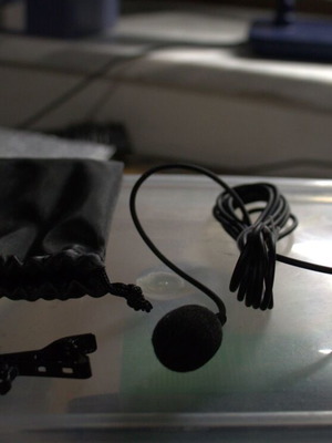 Microphone with connection cable and clip like new