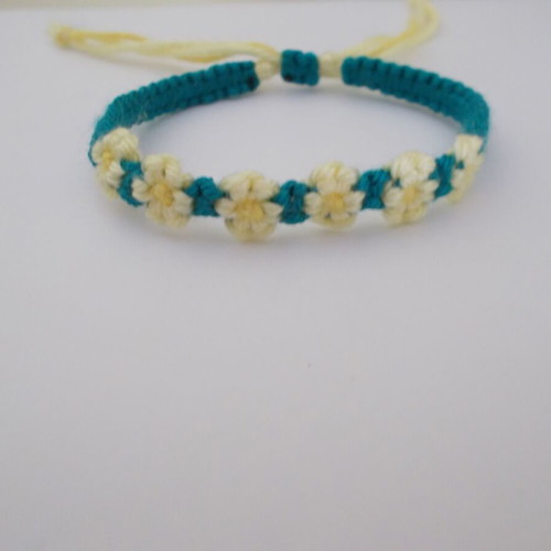 Macrame bracelet with daisies new, adjustable green and yellow