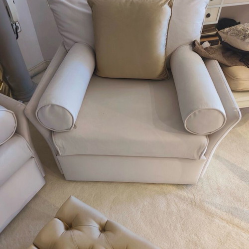 Armchair in cream color like new with cushions