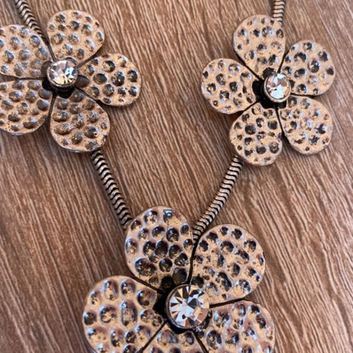 Necklace with flowers new, silver color