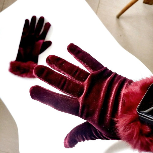 Velvet gloves burgundy with fur trim like new