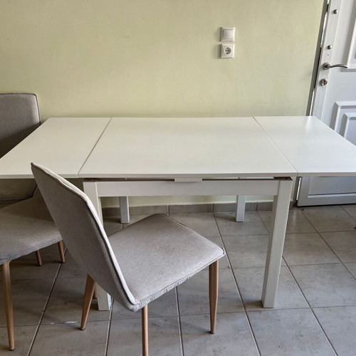 Extendable dining table with 4 chairs
