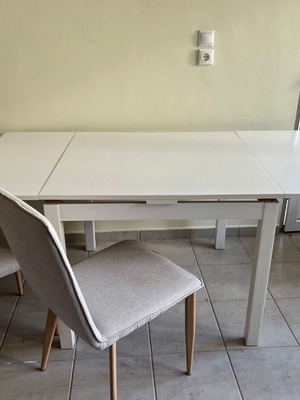 Extendable dining table with 4 chairs