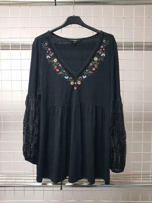 Desigual blouse size M with lace sleeves like new, black