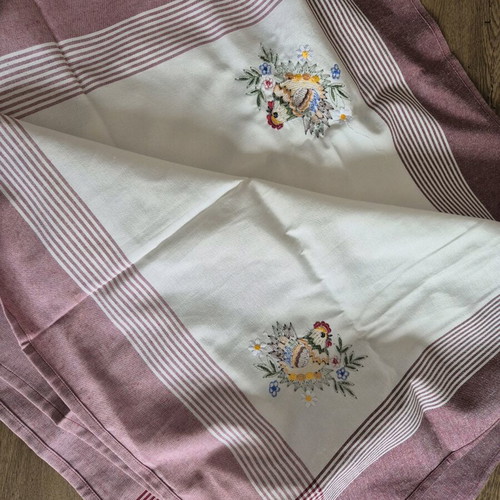 Tablecloth checkered with embroidered hens, square 132cm, unused