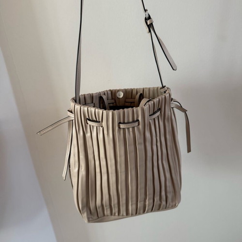 Zara bucket bag used, cream shoulder with magnetic closure
