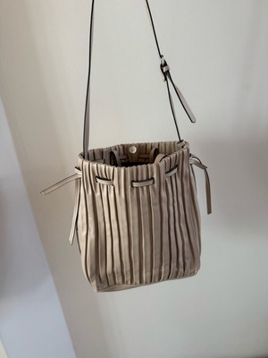 Zara bucket bag used, cream shoulder with magnetic closure