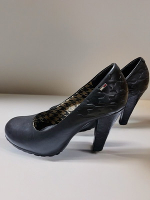 Tommy Hilfiger leather pumps No 37 like new, black
