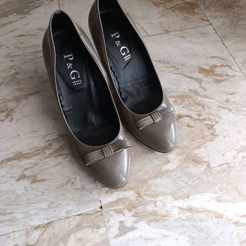 Patent leather pumps used size 38 in neutral oil-gray color