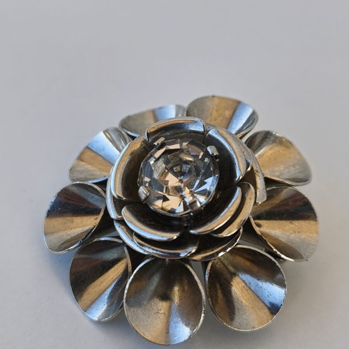 Vintage flower brooch with silver metal and rhinestone