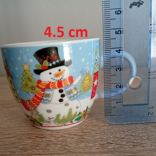 Christmas Coffee Cup Set like new, 4 cups with saucers
