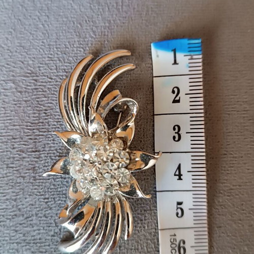 Women's flower brooch with white stones like new