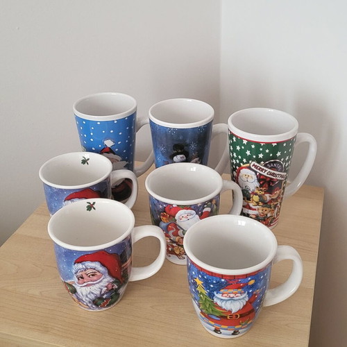 Set of 7 used Christmas mugs in two sizes