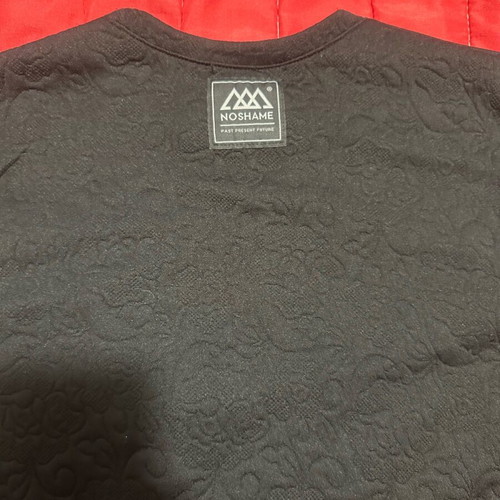 Men's black Noshame t-shirt like new with embossed flowers, size M