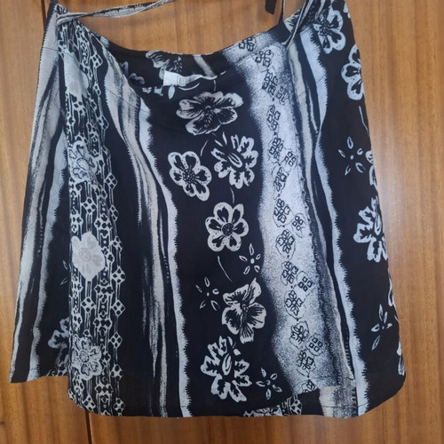 Short pareo black and white like new
