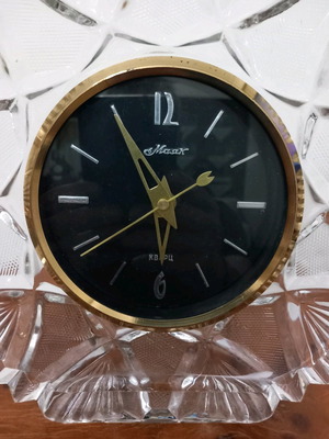 Crystal table clock in excellent condition, 27cm diameter