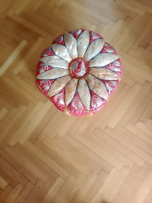 Δερμάτινο πουφ με αιγυπτιακές παραστάσεις, διάμετρος 38 εκ., ύψος 26 εκ.