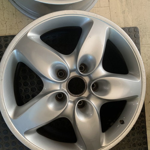 Porsche Cayenne 18-inch rims used, missing caps
