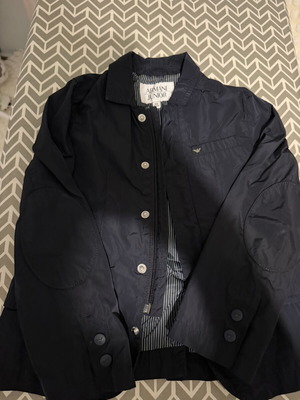 Armani Junior αντιανεμικό μπουφάν για αγόρι σε σκούρο μπλε, 104-110 εκ.