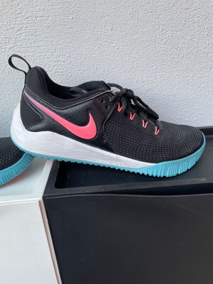 Nike women's volleyball athletic shoes used, size 41, with knee pads gift