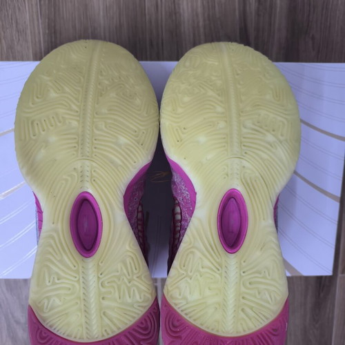 Nike LeBron 21 "The World Is Your Oyster" athletic shoes used, size 44.5, pink