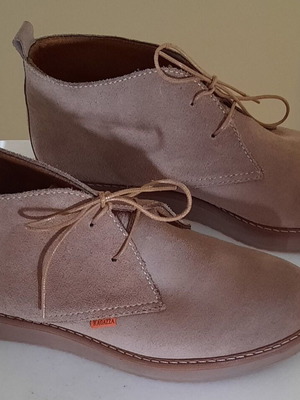 RAGAZZΑ chukka suede boots size 38 like new, puro color