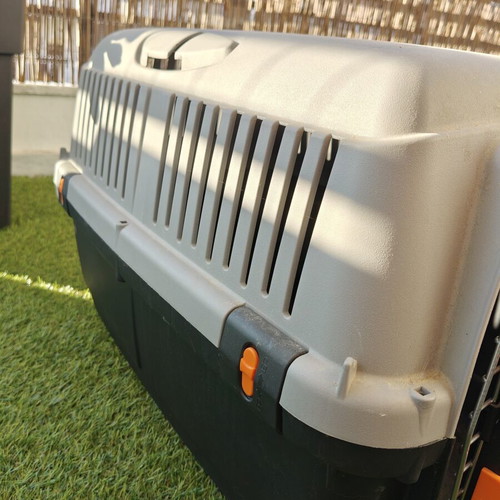 Pet carrier large with metal door used, durable plastic