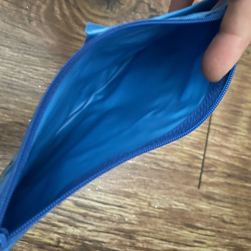 Children's pencil case used with zipper detached at one point