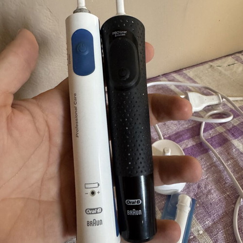 Oral B Braun electric toothbrushes with chargers and spare head