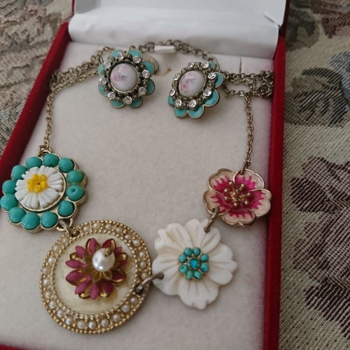 Accessorize floral jewelry set like new, colorful necklace 47 cm and earrings 2 cm