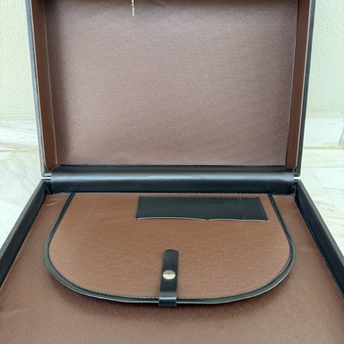 Vintage attaché case black, like new with keys