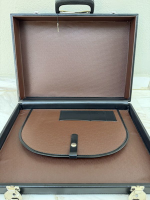 Vintage attaché case black, like new with keys
