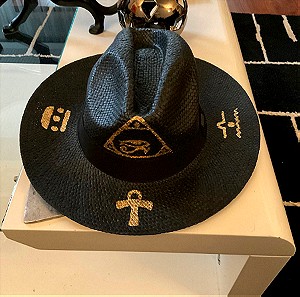 Πωλείται καπέλο γυναικειο χρώματος μαυρο με σχέδιο μάρκας hatpoint σε εξαιρετική κατάσταση No 57