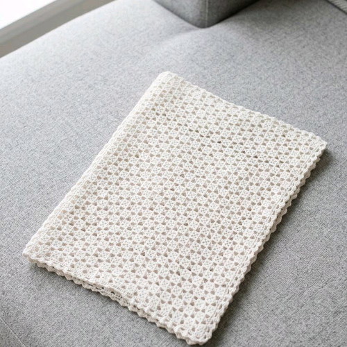 Handmade crochet table runner like new, 50x35 cm