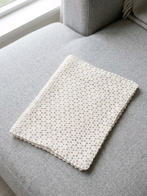 Handmade crochet table runner like new, 50x35 cm