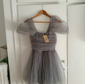 Ολοκαίνουργιο ASOS φορεμα με τουλι, σε γκρι χρωμα - νουμερο Medium