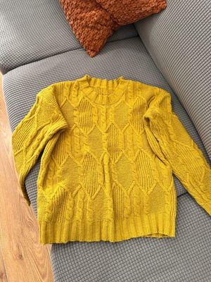 Yellow Cable Knit Sweater like new, oversized fit