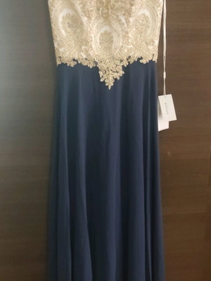 Long wedding dress new, medium, with embroidered top and lace