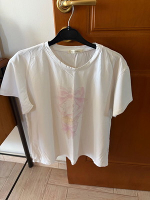 T-shirt white, like new, one size