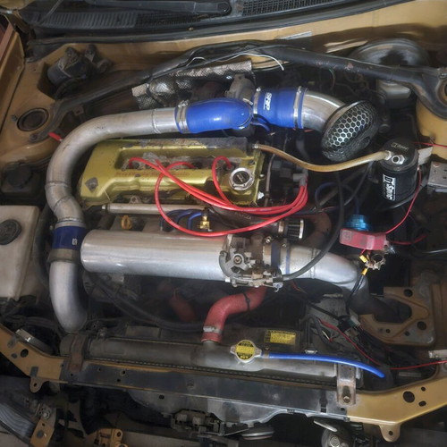 Toyota Corolla 2001 like new with handmade exhaust and 16-inch alloy wheels