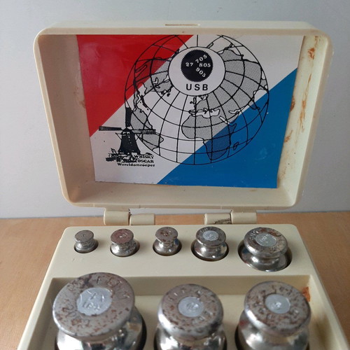 Vintage scales used in plastic case from 1981