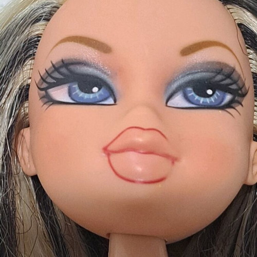 Bratz Play Sportz Skateboarding Cloe used, nude with flaws